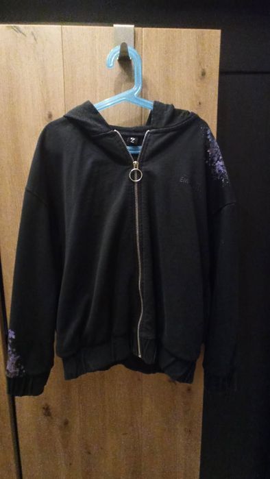 Czarna bluza dziewczęca w rozmiarze 146, Reporter