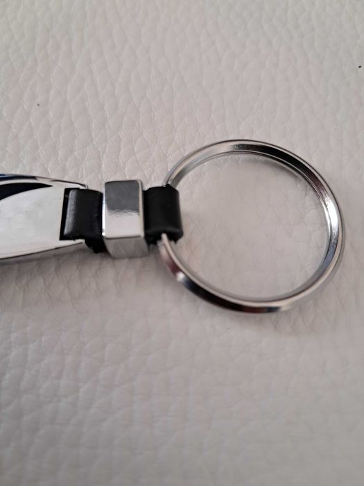 Porta-chaves Audi Metálico em Onda com Alça em Pele — Novo / Selado