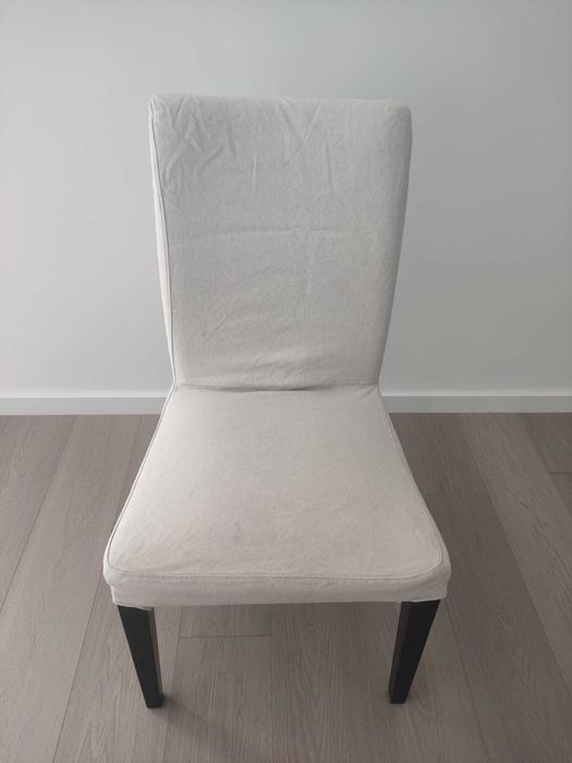 Cadeira IKEA com pés castanho-preto