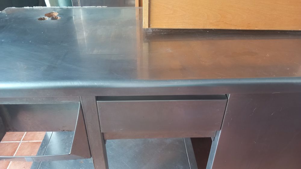 Bancada de inox com poder por a máquina do café