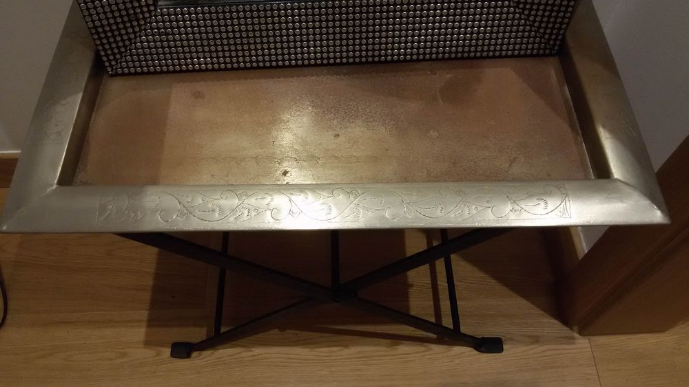 Espelho e mesa de apoio
