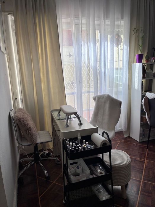 Alugasse mesa de manicure, cadeiras para cabeleireiro, barbeiro.