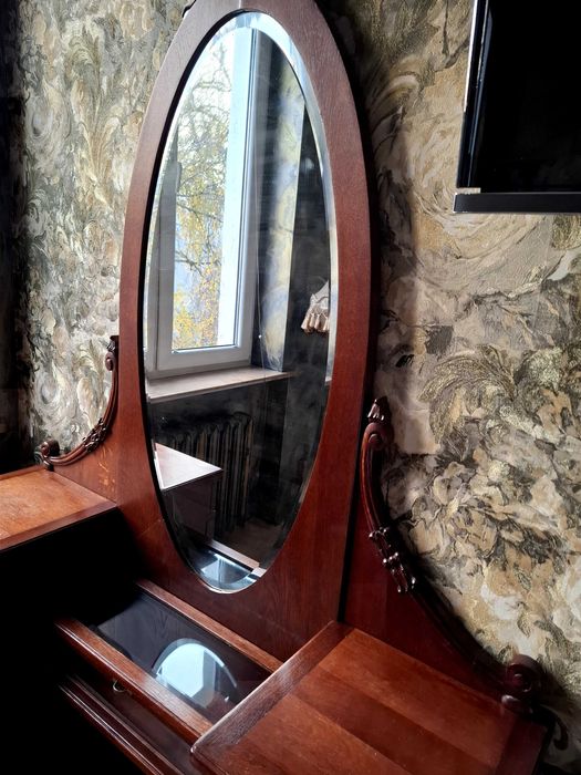 Antyczna toaletka ,piękne drewno, secesyjny styl, oryginalne lustro.
