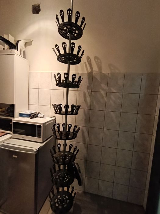 Obrotowy regał na buty – wieszak rozporowy (8 poziomów, czarny)