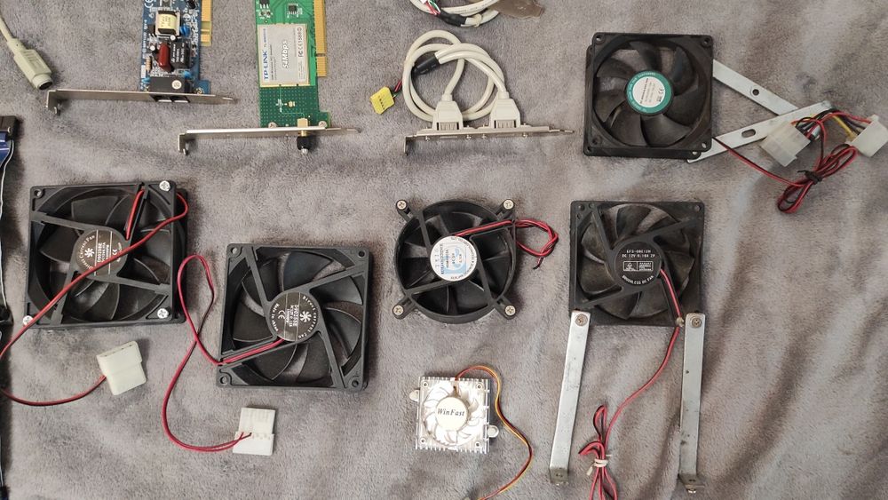 Комп'ютерні комплектуючі.