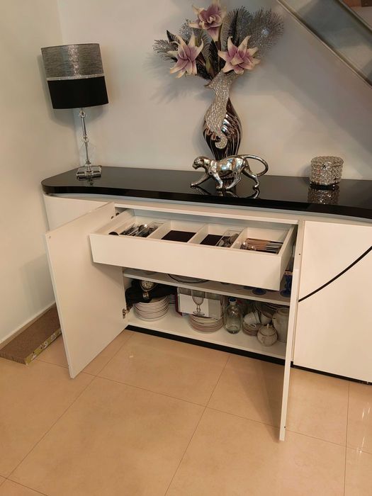 Aparador como novo.  2 metros. Excelente qualidade de material