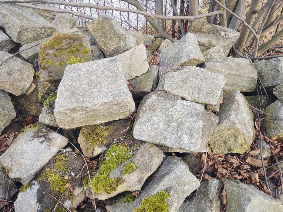 Granit łupany z rozbiórki placu