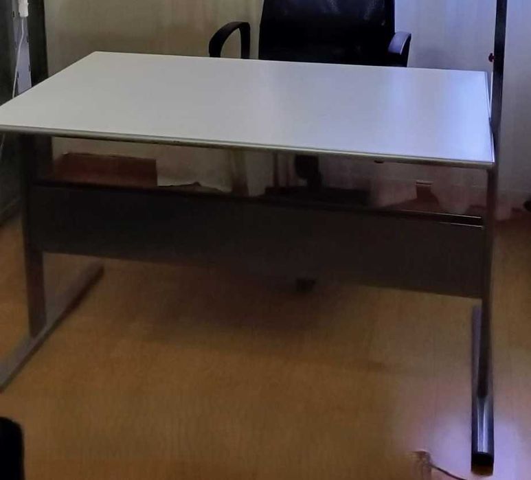 Secretária Branca e Cromada