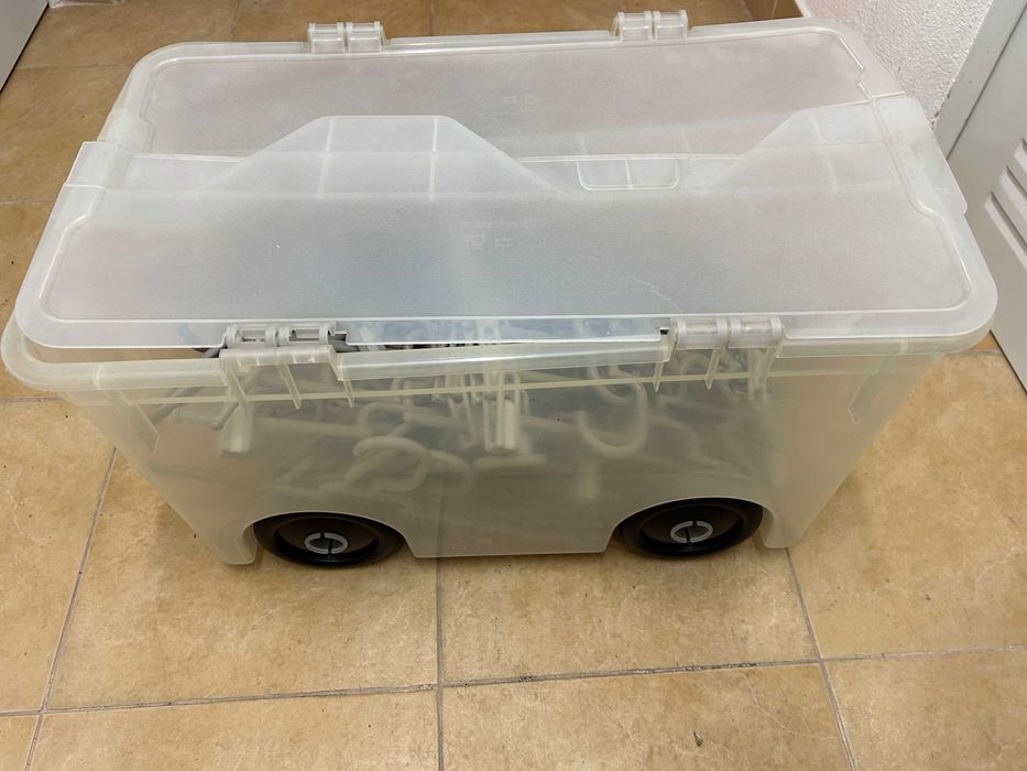 Lote de baldes e caixas