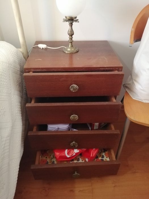 Conjunto quarto de casal em ferro + mesas de cabeceira + cómoda