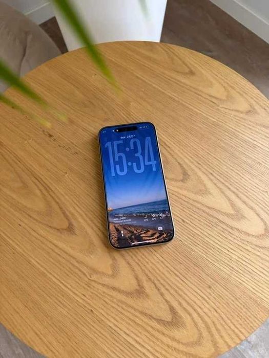 iPhone 15 Pro (Natural)