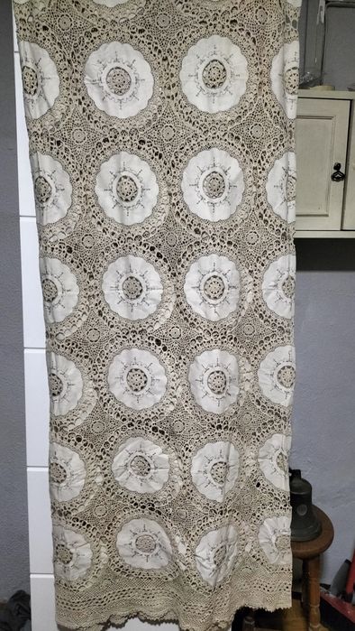 Colcha de cama bordada a mão