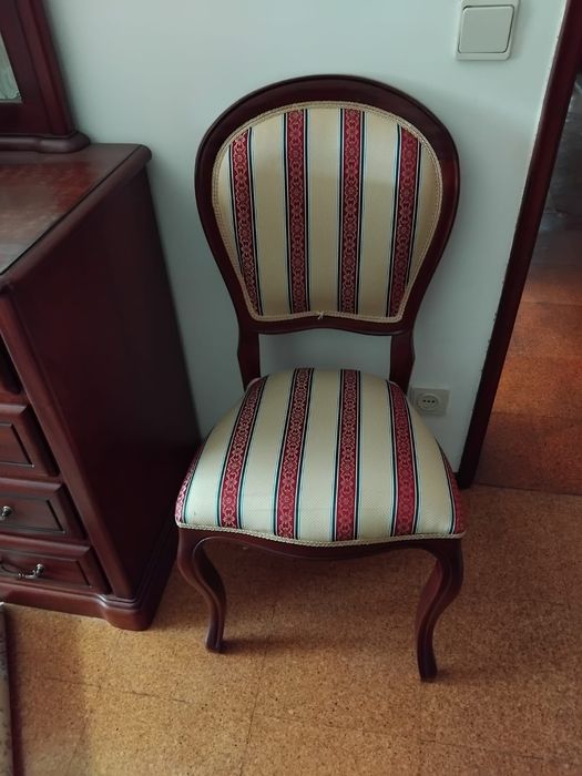 Cadeira de quarto em cerejeira