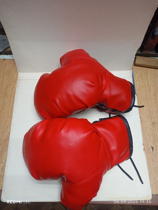 Боксерские перчатки.