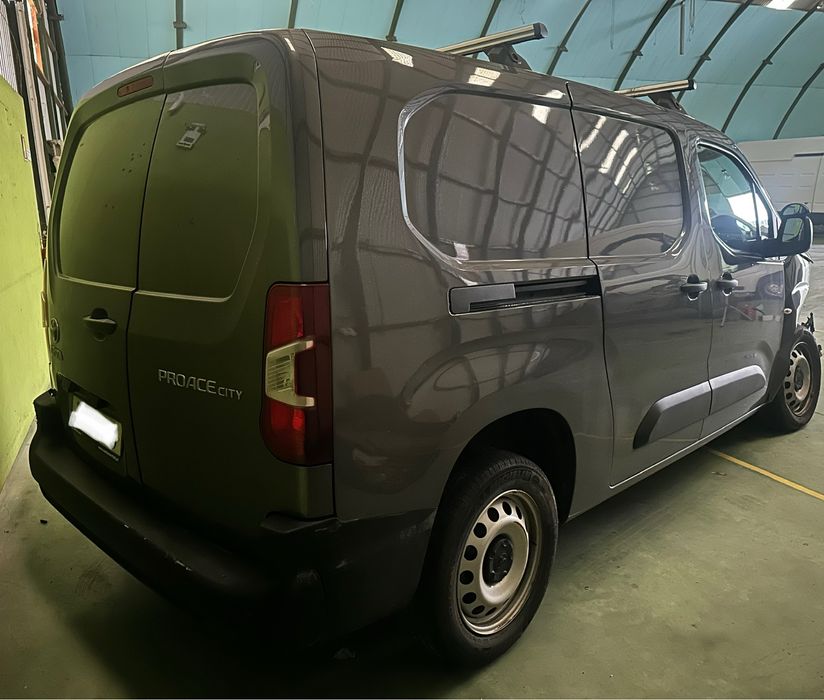 Toyota Proace 1.5D L2 Longa 2024 a trabalhar