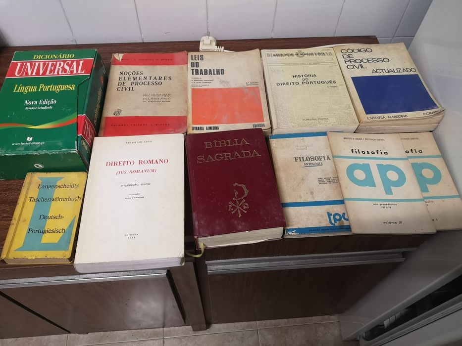 Vendo vários livros código civil dicionário leis do trabalho entre out