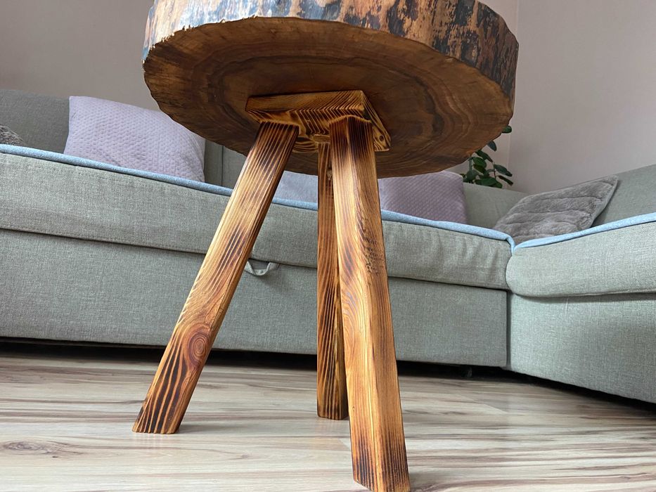 Stolik kawowy z drewna orzechowego