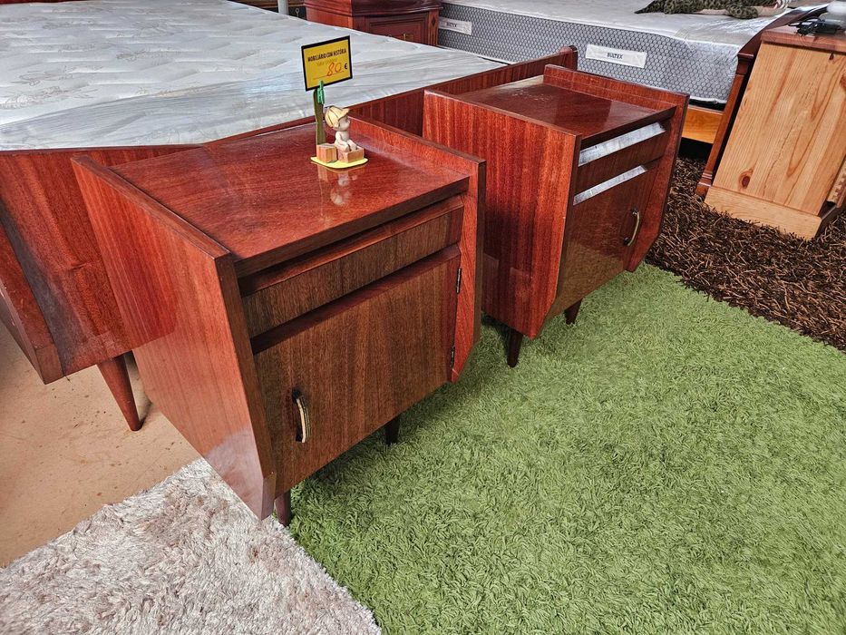 Mesas de cabeceira em madeira maciça - Valor unitário - óptimo