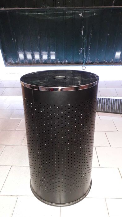 Cesto em metal preto e tampa em aço inox de roupa suja ou lixo. Usado