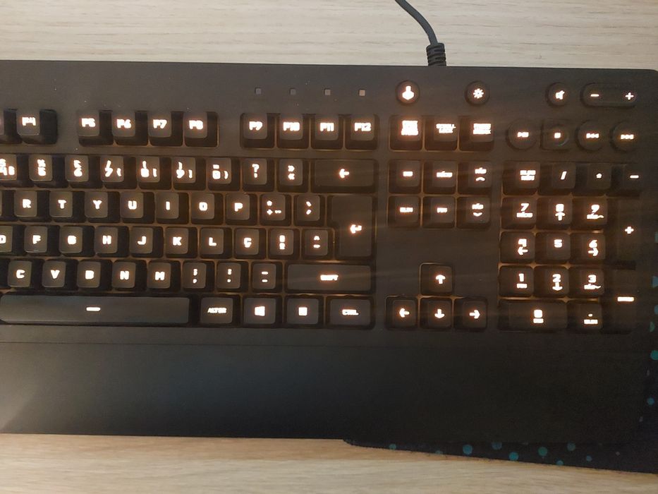 Teclado Logitech G213