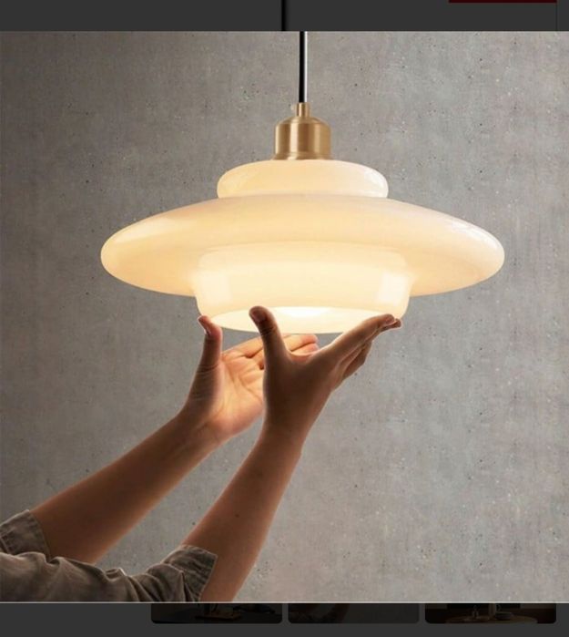 Lampa wisząca ze szkła w kolorze mlecznobiałym