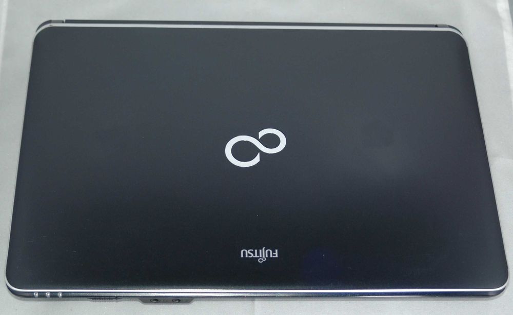 Fujitsu Lifebook SH531  i5, HDD 500GB.