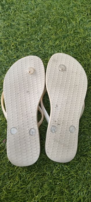 Havaianas bejes com pin de tartaruga