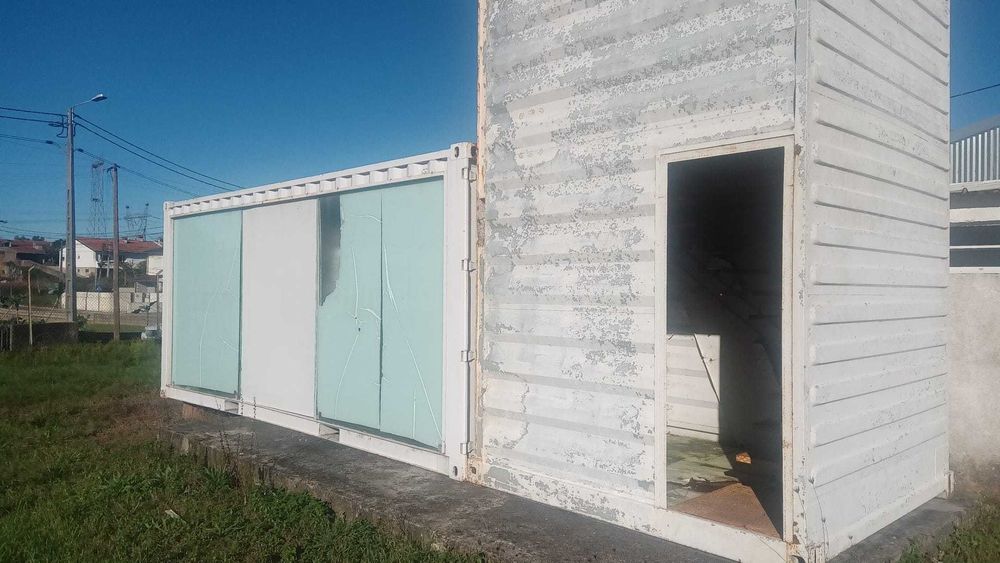 Stand/contentor com escadas na vertical