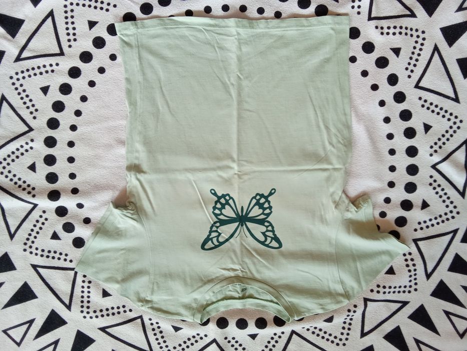T-shirt zielony z motylem 122/128 H&M
