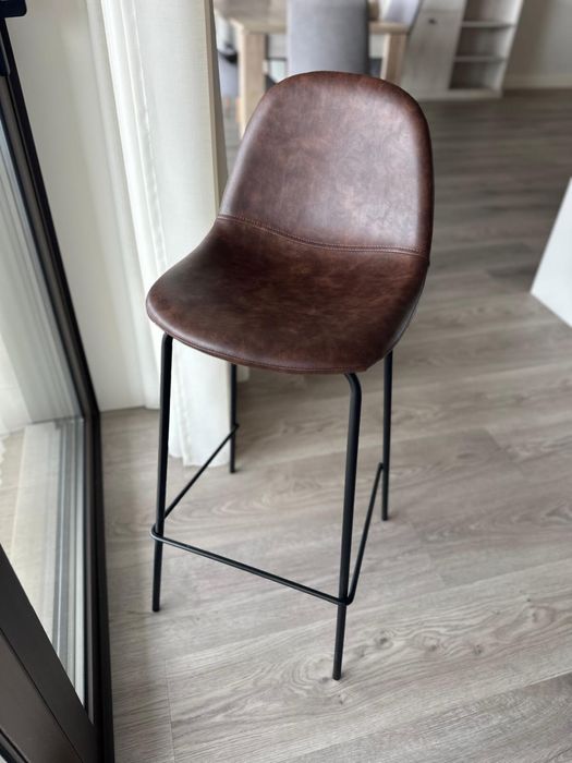 Cadeiras altas em pele castanha