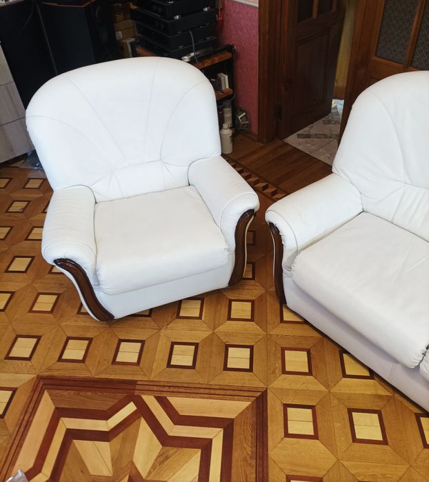 Білий шкіряний диван та два крісла (Італія)