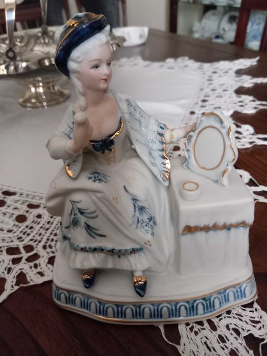 Estatueta em biscuit