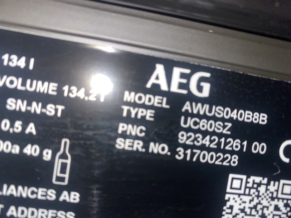 Винннмй Холодильник AEG AWUS040B8B