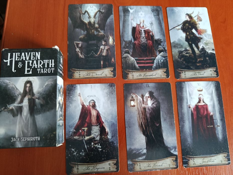 Карти таро "Небо і земля" та "Божевільний Місяць"