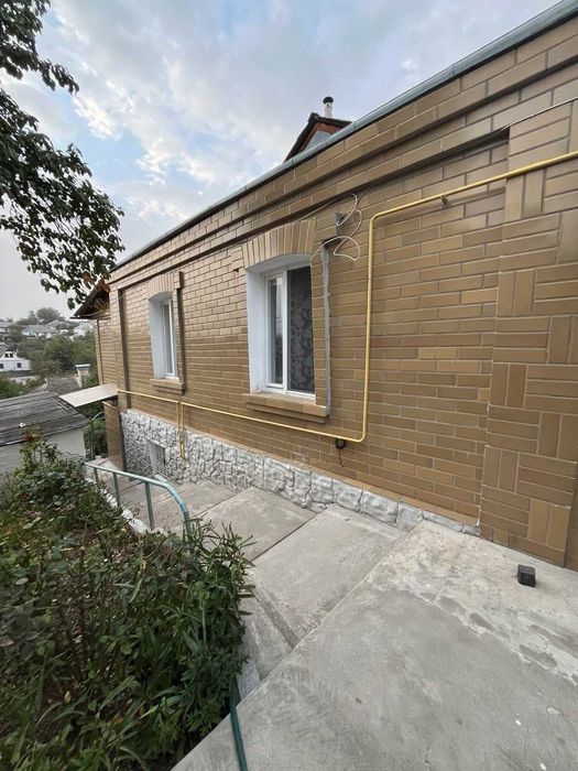 продаж частини будинку в центральній частині міста