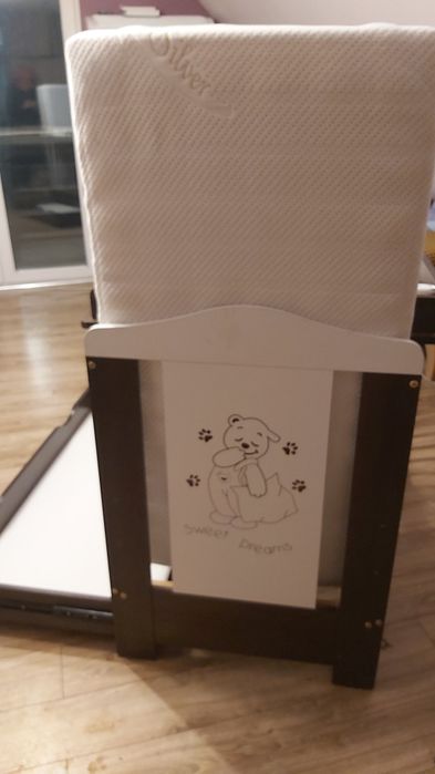 Łóżeczko i komoda dziecięce