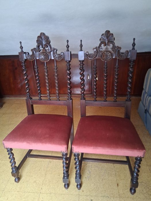 Cadeiras em madeira e veludo