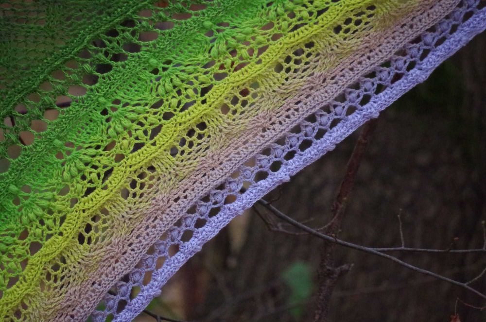 Niespotykana chusta w leśnych kolorach.