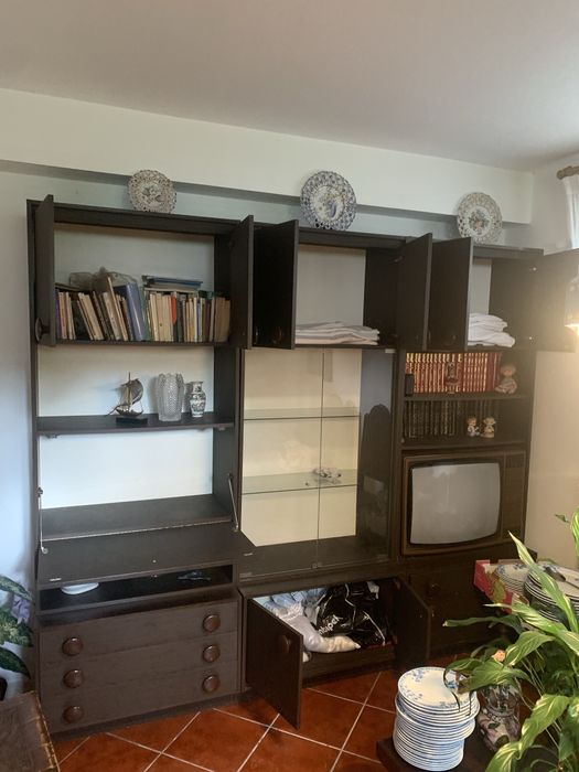 Estante modular de sala em madeira escura – 3 módulos (com vitrine)