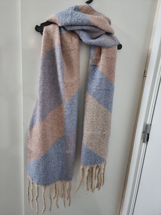 Cachecol fofo azul, bege e rosa