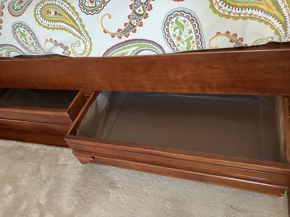 Cama de casal em cerejeira macica com 4 gavetas para arrumacao.