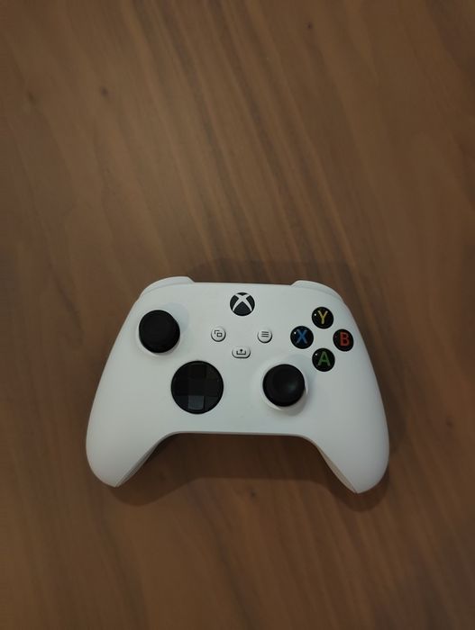 Xbox One S 500GB + Comando Xbox Series + FIFAS / (Como nova