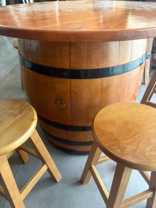 Mesa em Pipo com 6 bancos