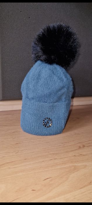 Modna zimowa czapka marki NowMark z pomponem