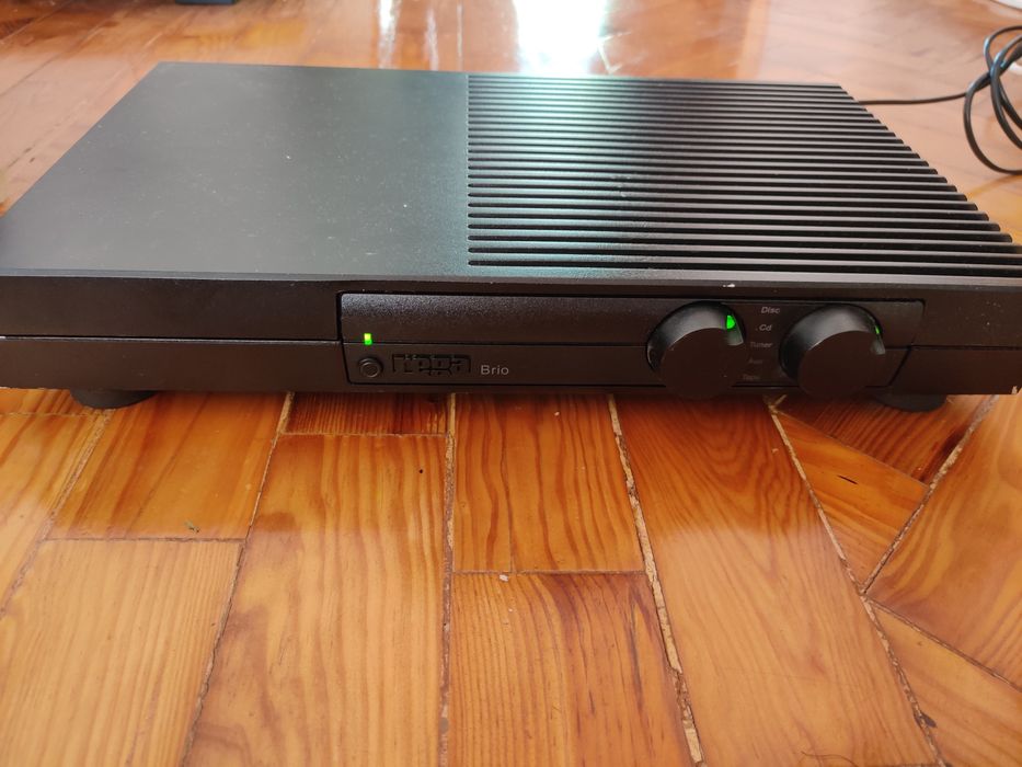 Conjunto de Amplificador Rega Brio e Leitor DVD Pioner DV-717