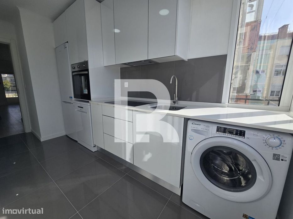 Apartamento T3 com 2 varandas totalmente remodelado na Mina de Água