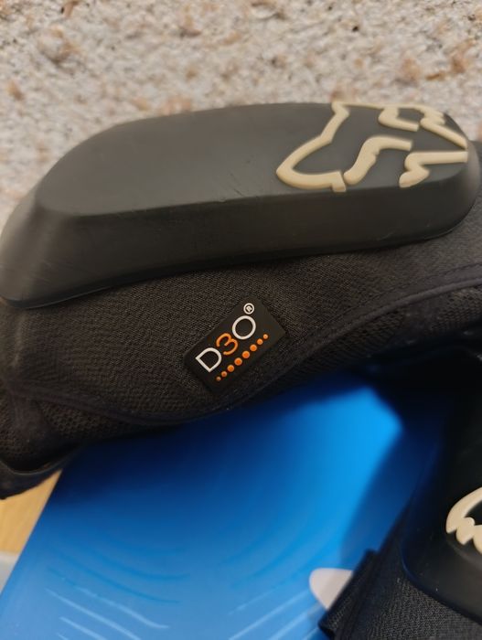 Захист колін FOX LAUNCH PRO D3O