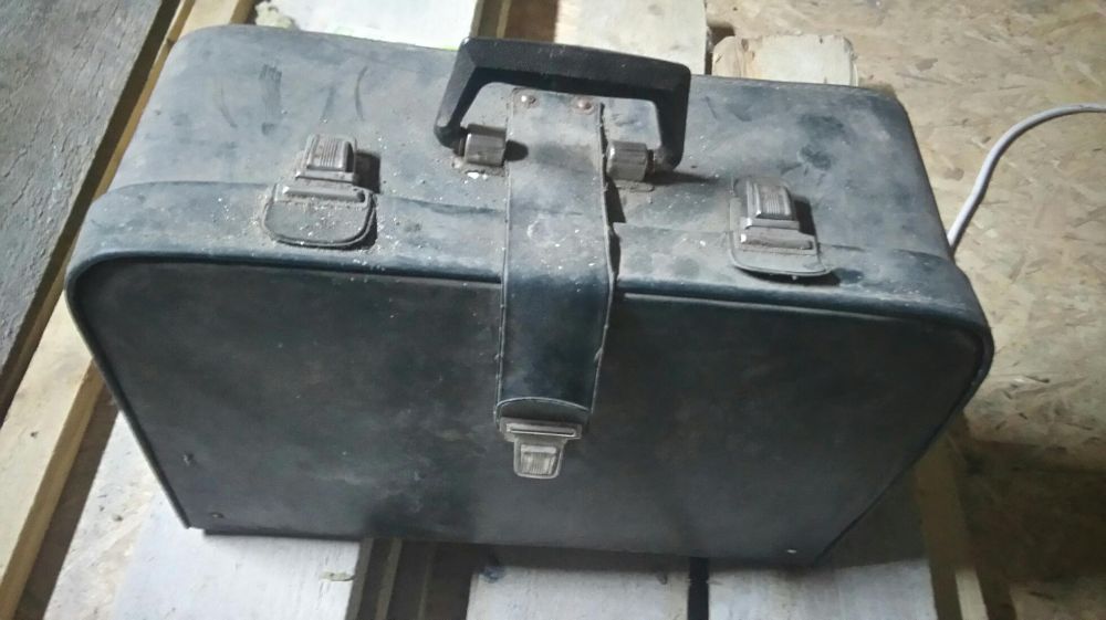 Stara Maszyna do szycia z silnikiem elektrycznym i pedal startowy