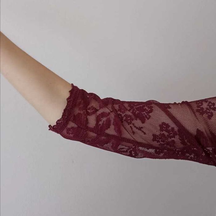 Vestido com renda bordo