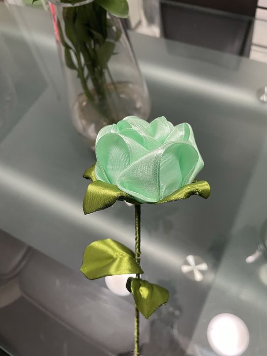 flores feitas com fitas de cetim